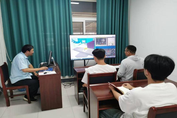 济南匠人匠心数控编程培训学校上课